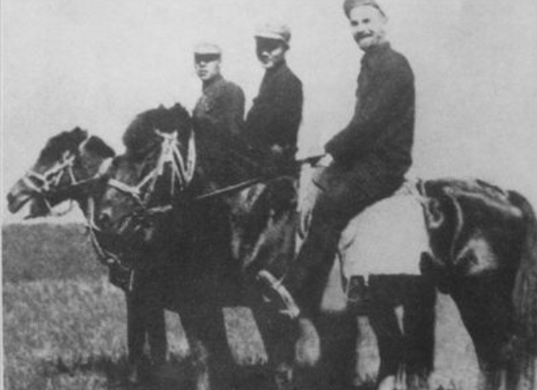 总理依托人脉，从马家军手中救出失散红军，重