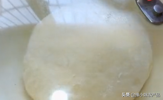 铁棍山药+鸡蛋做成小面食，内里绵软表皮香脆，香喷喷像小面包