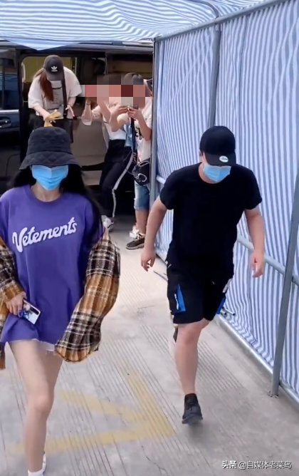 李现机场喊话代拍，引起网友讨论，明星也需要