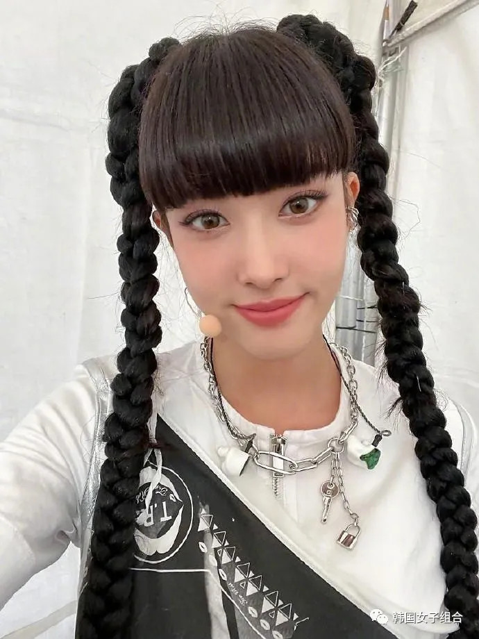 自拍像拍证件照一样的这位女团爱豆,偶尔摆起pose来就是精灵
