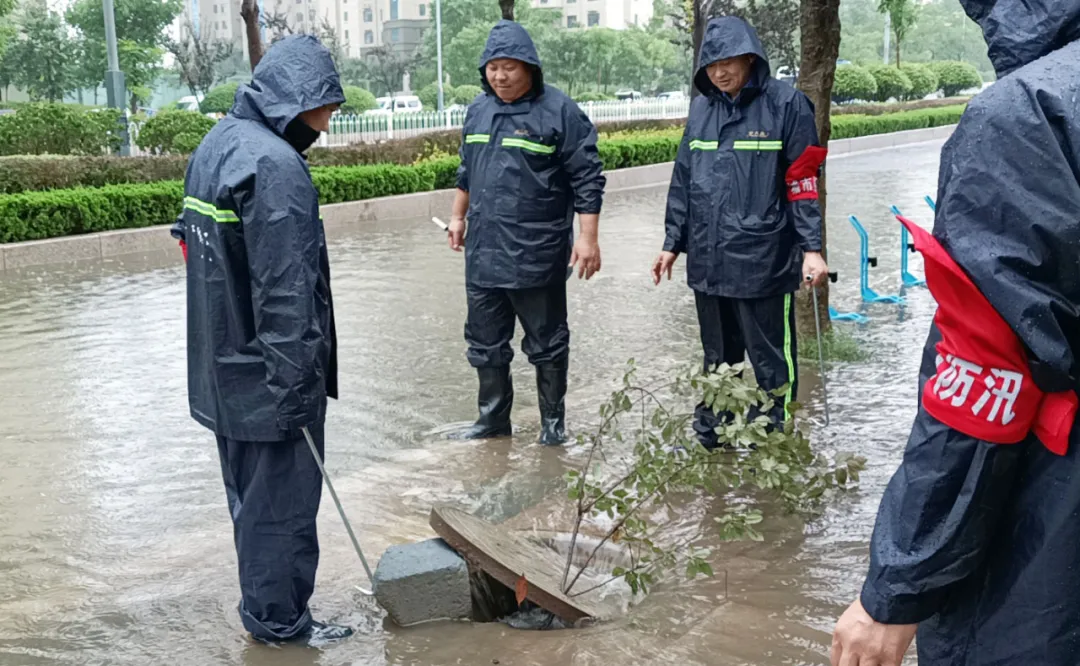 临沭县综合行政执法局全员出动多措并举做好城市防汛工作