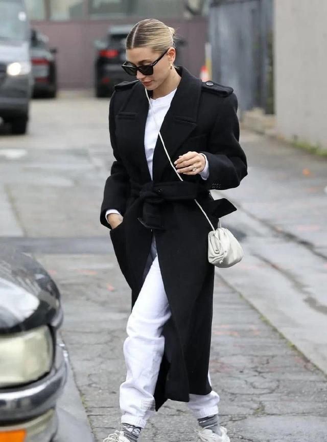 最近火了一种裤子：叫“卫裤”，遮肉显瘦又显