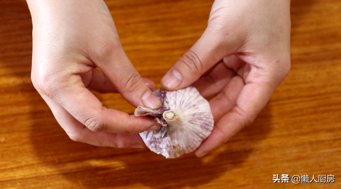 這是烤箱版烤大蒜頭的做法，比碳烤得更省事，軟糯鹹香