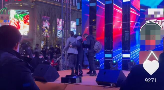 張韶涵露天商演致交通癱瘓，歌唱一半被強行拉走，向觀眾鞠躬道歉