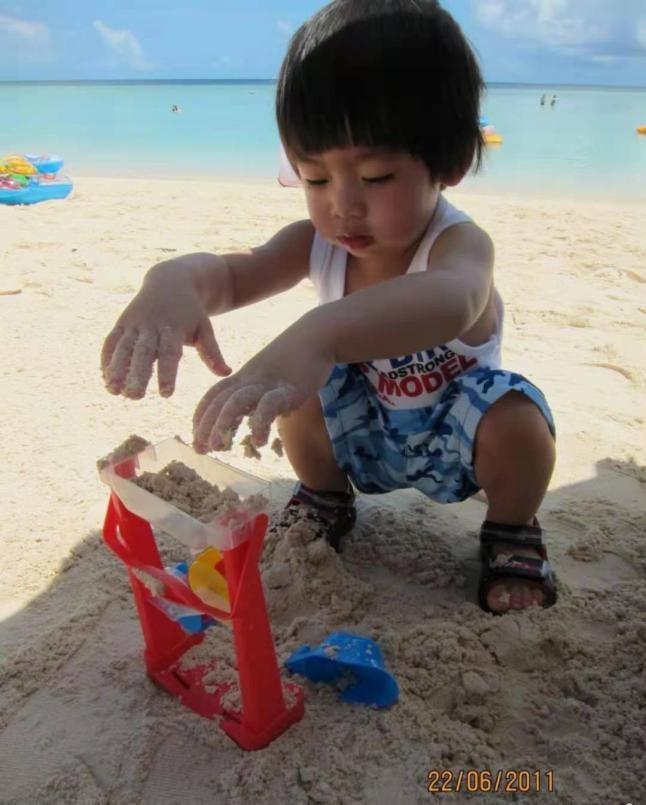 林志颖晒10年前照片，被网友指和现在没差别，而11岁大儿子变化大