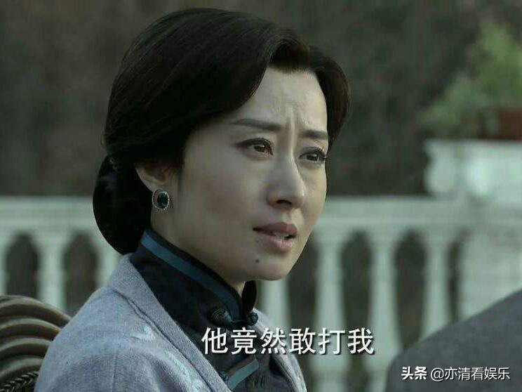 她被靳东假戏真做打耳光，假发都快打掉，女儿