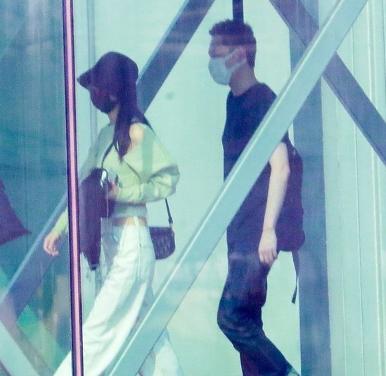 冯绍峰赵丽颖罕见合体，谁注意二叔对颖宝的举