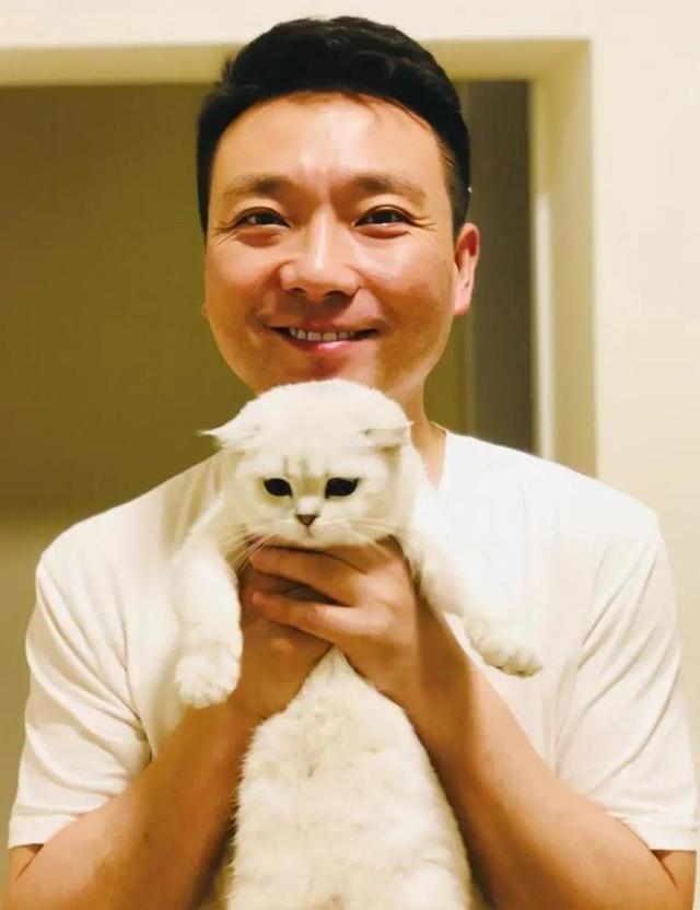 “央视小生”康辉：29岁娶初恋，结婚21年无子，父母心愿成遗憾