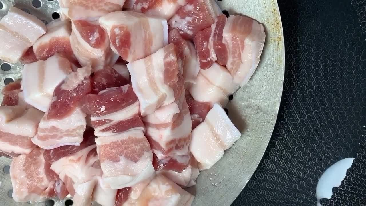 The homemade version of braised pork is fat but not greasy and thin but not firewood. It looks like amber and is super attractive
