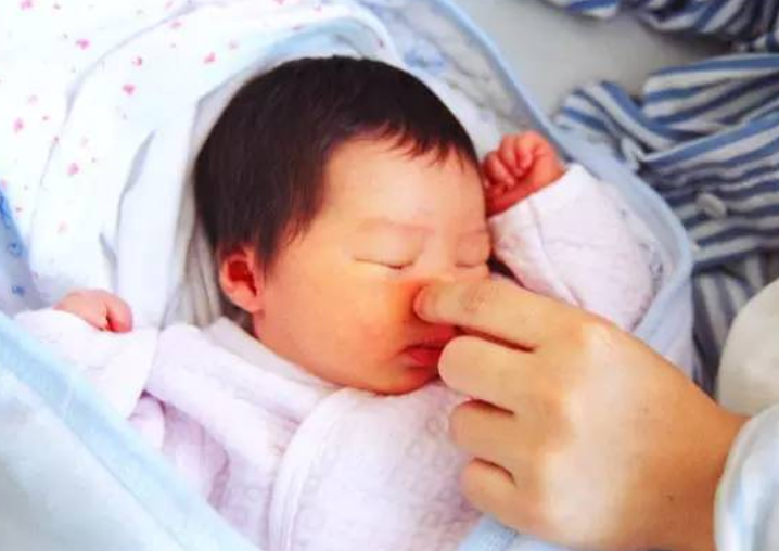 新生寶寶這四個部位很嬌貴，亂摸對寶寶健康不好，新手父母需謹記
