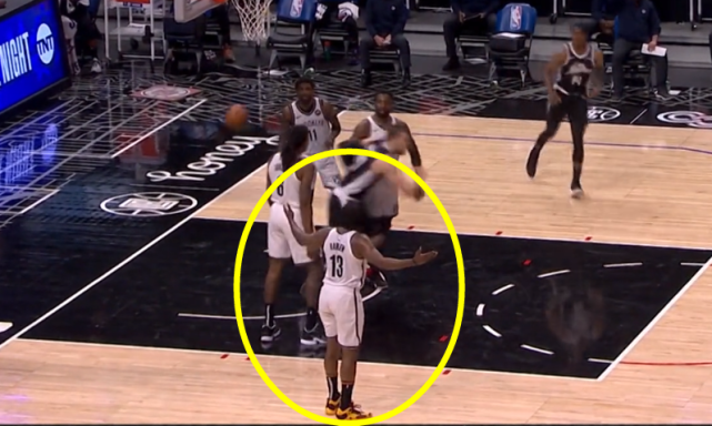 扎心！篮网内线被抢爆，昔日一阵中锋却站着不