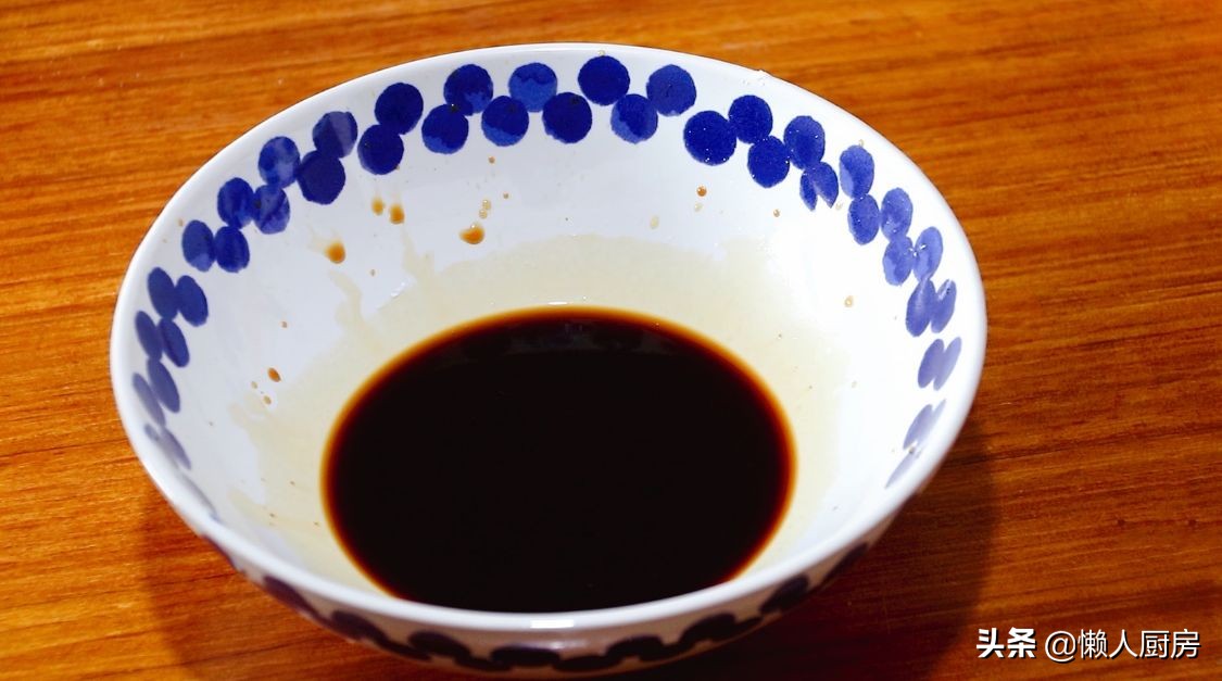 五花肉裹上澱粉糊，加一碗料汁炒，太下飯了，外皮想要更脆有竅門