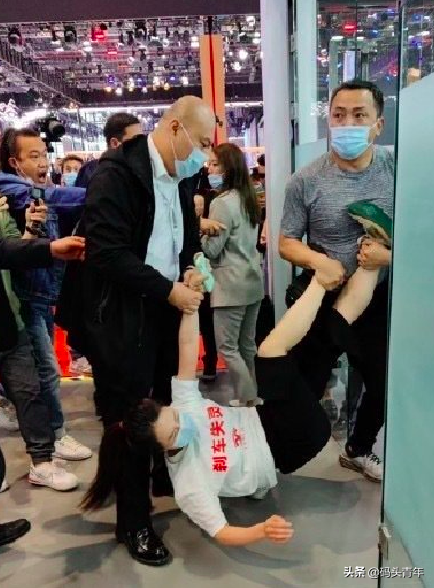 新華社央視等官媒出動(dòng)后，“不妥協(xié)”的特斯拉深夜道歉愿整改