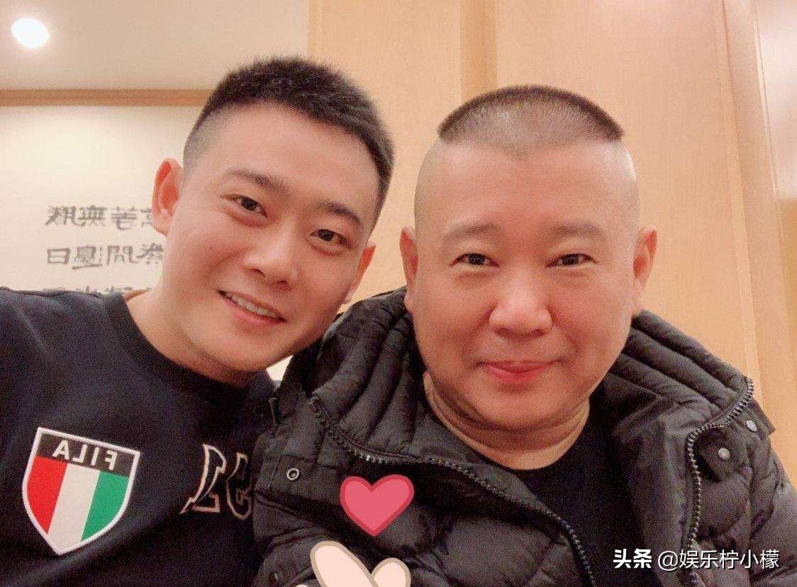 同是跟郭德纲合影，栾云平和孟鹤堂的不同姿势，诠释了情商的差距
