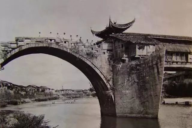 将军孔俊彪时隔50年回家，意外发现长征时“牺牲”的战友还活着