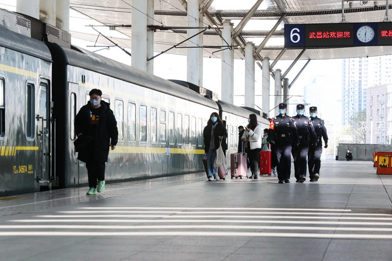 武汉铁路警方全力确保安全，2021年春运火车票今起开售