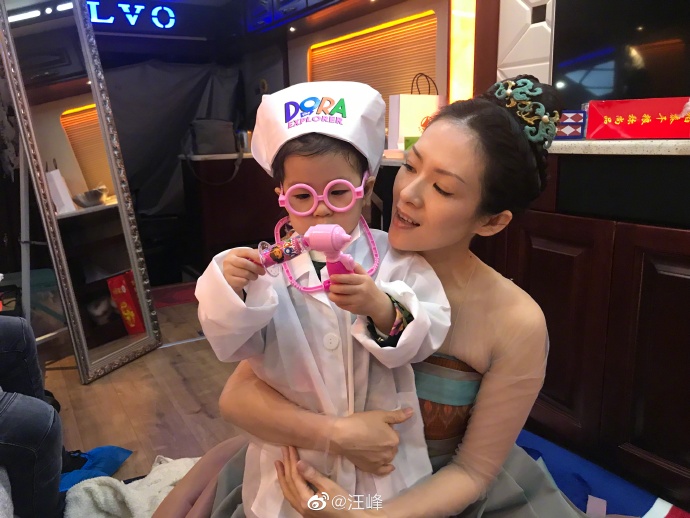 汪峰曬全家陪章子怡拍戲，在角落為醒醒搭遊戲房，母女扮醫生病人