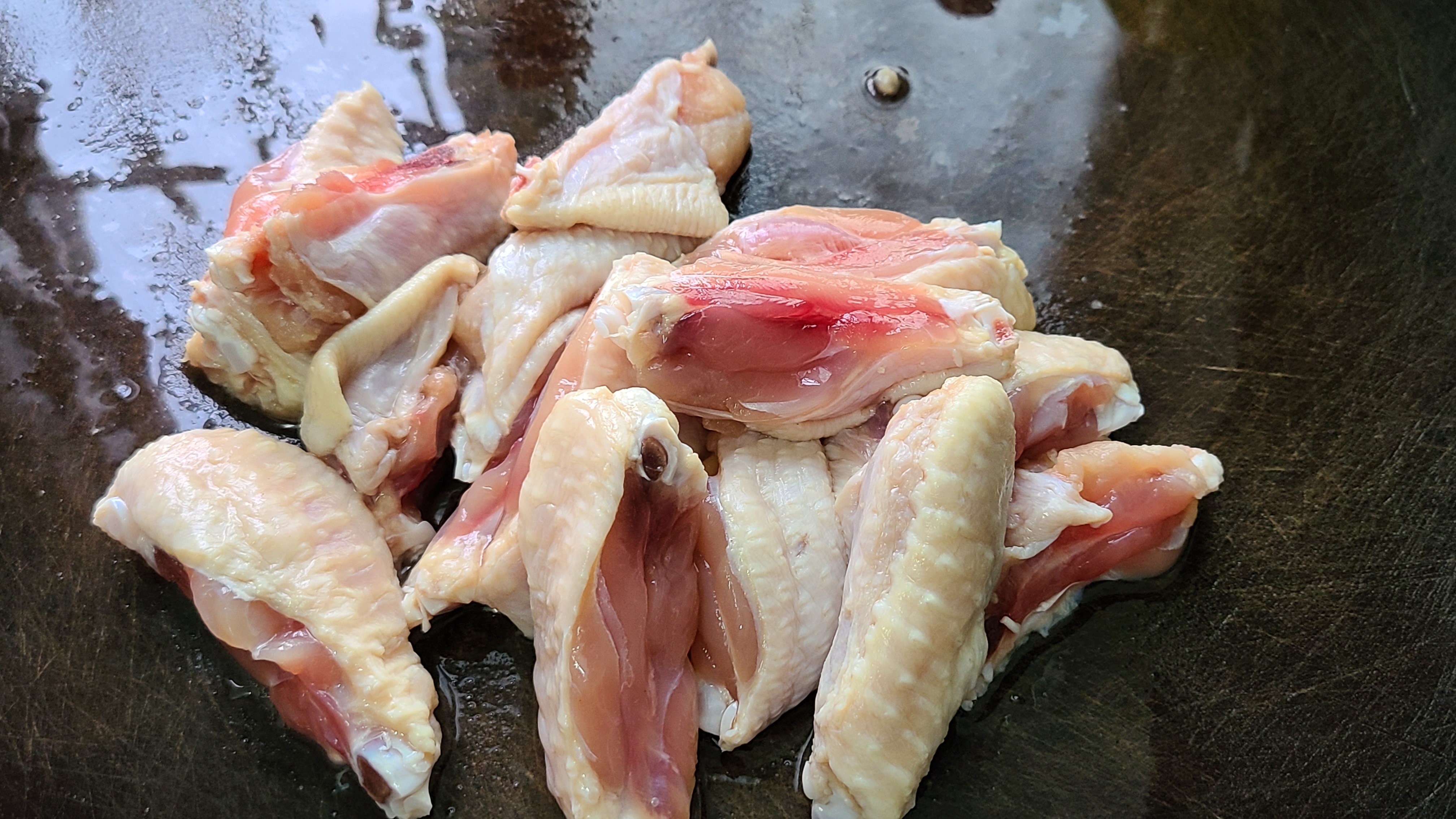 蒜香雞翅，很好吃的一道美食，學會這個家常做法，看著就想吃