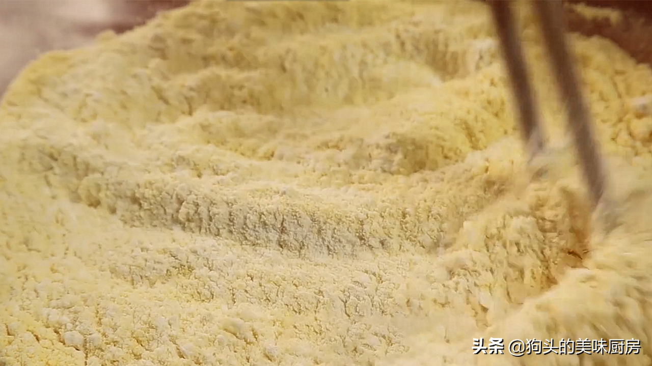 家里有面粉不要做馒头了，加点玉米面进去，蓬松酥脆，一口酥掉渣