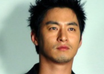 他是韩国型男演员，被称不老男神，今45岁闪婚小10岁圈外美女