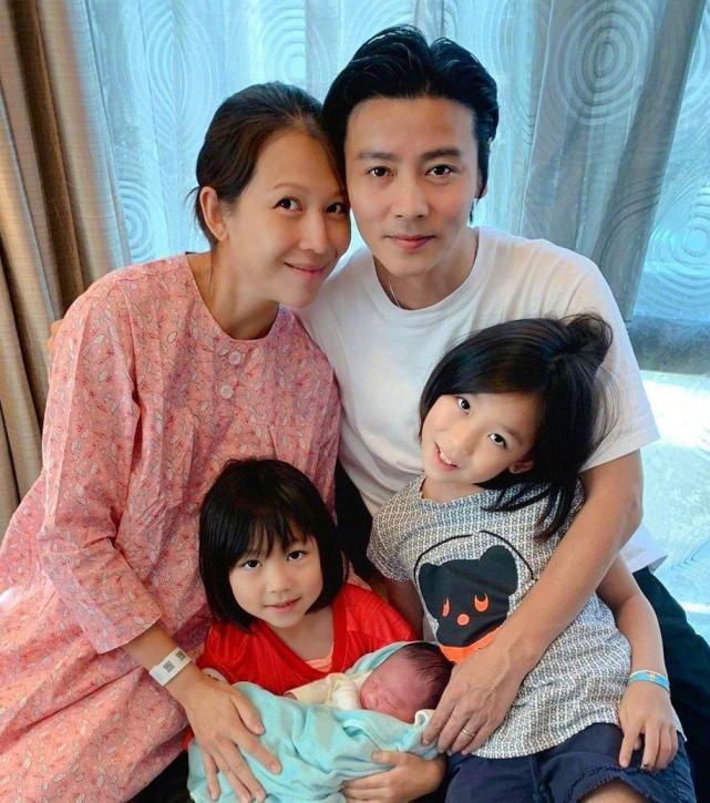 蔡少芬帶兒女做麵包個個顏值高，住宅逼仄5口人沒多少活動空間