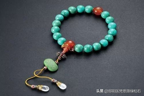 绿松石盘了一段时间变白，这是因为什么？