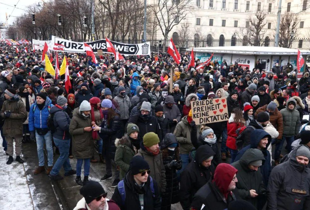 太可怕了！ 維也納萬人示威反對政府，人們不戴口罩擁抱親吻