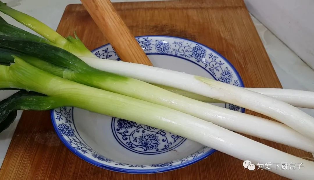 烙千層餅時，切記不要放小蔥，教你一招柔軟勁道，吃著真過癮