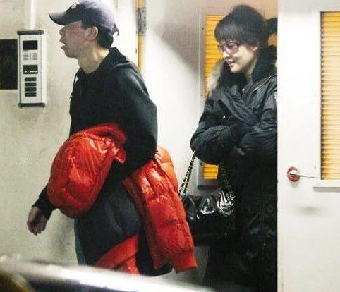 2009年,“凤凰卫视一姐”沈星和冯小刚被曝“夜宿