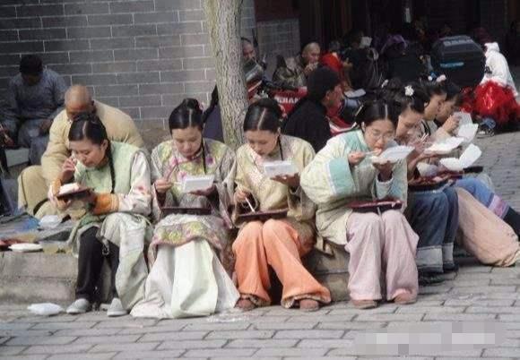 疫情下的横店：没有存粮的群演送外卖、睡公园