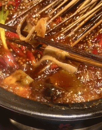 串串为何越来越贵？一个鸡爪串5根竹签，28元只能买5片黄喉