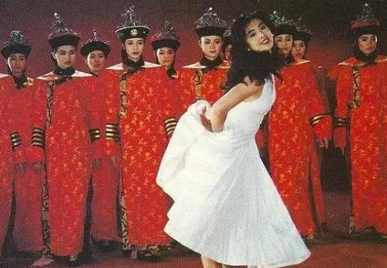 30年前王祖贤旧照中，身后微不足道的群演，如今成了著名女星