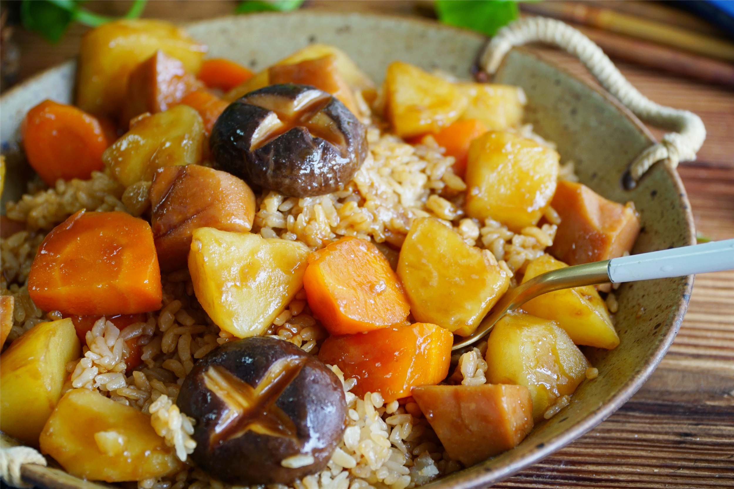 天太熱，做了一鍋“土豆燜飯”，飯菜一鍋出，省事簡單，老香了