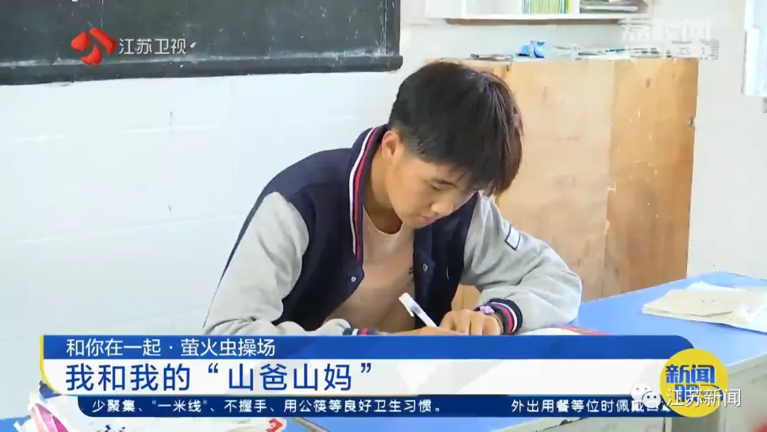 「和你在一起·萤火虫操场」校长陪留守娃打乒乓球!是老师,也是“山爸”