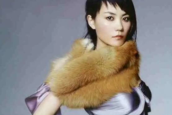 52岁王菲领女儿李嫣聚餐，身材精瘦锁骨突出，蹲路边玩手机没包袱
