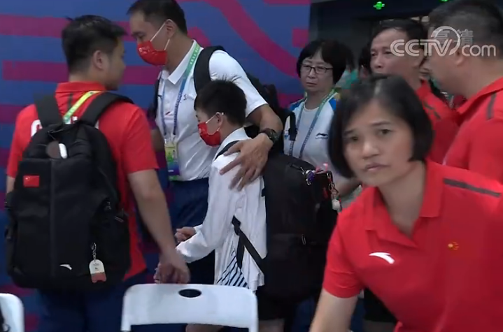 全红婵观战男队比赛！被记者围住，教练迅速将她拉走，挡脸离场