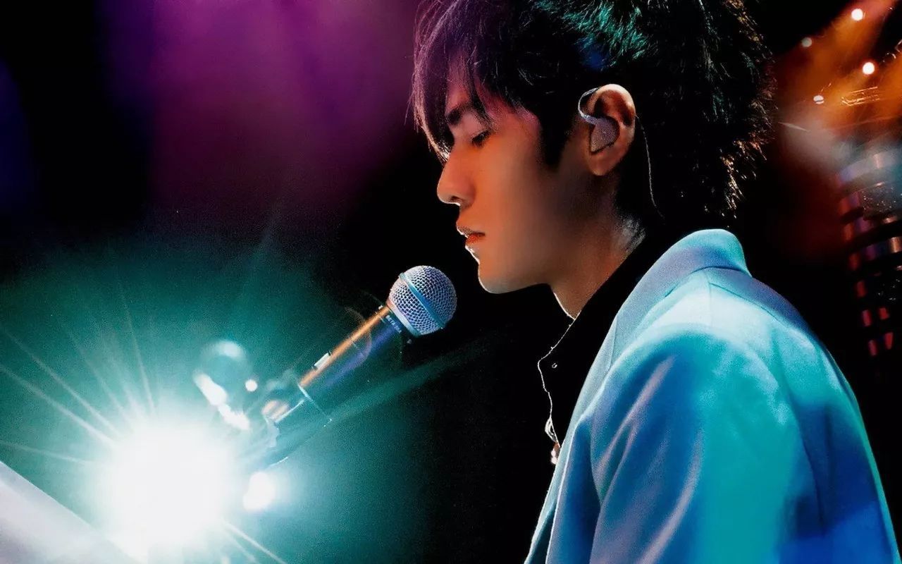 周杰伦晒弹钢琴视频为爱女庆生，一大一小四手联弹，画面超温馨