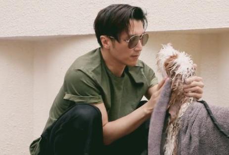 张柏芝带俩儿子逛街，14岁大儿子留胡子烫头发！