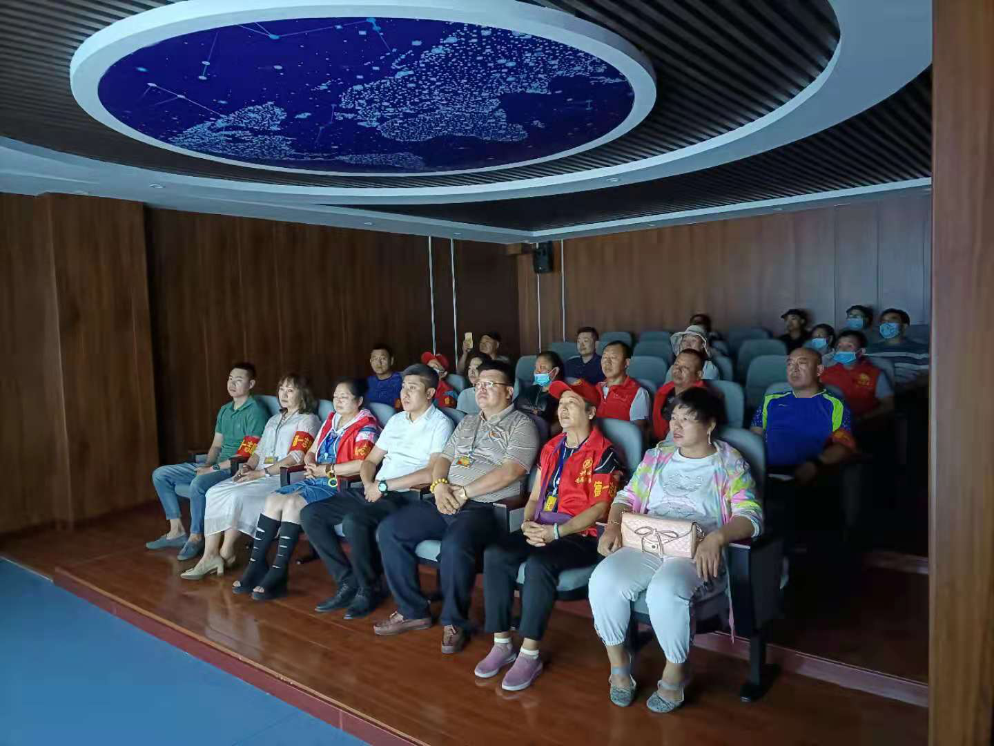 佳木斯建国街道办社康社戒分站组织青年志愿者参观禁毒教育基地