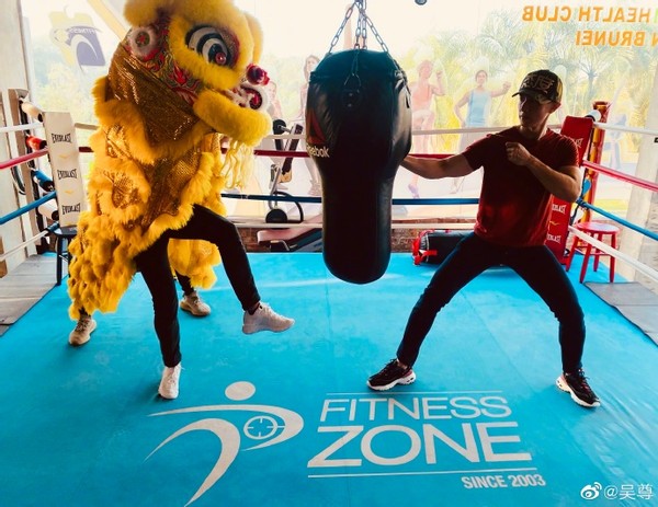 吳尊大家族過元宵發紅包，豪車旁舞獅放鞭炮，豪宅餐廳容納30人