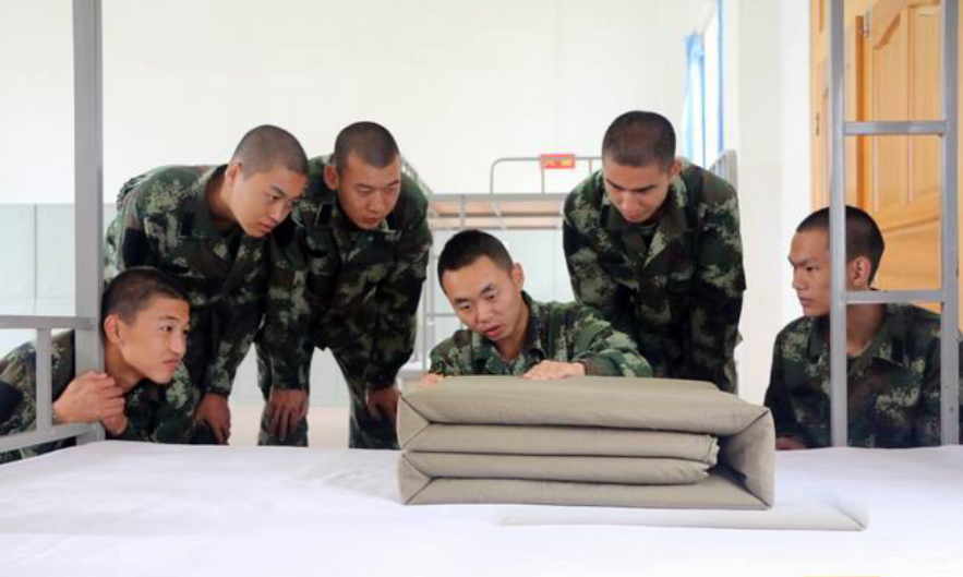 我军为什么要叠“豆腐块”？英美法三国军队都