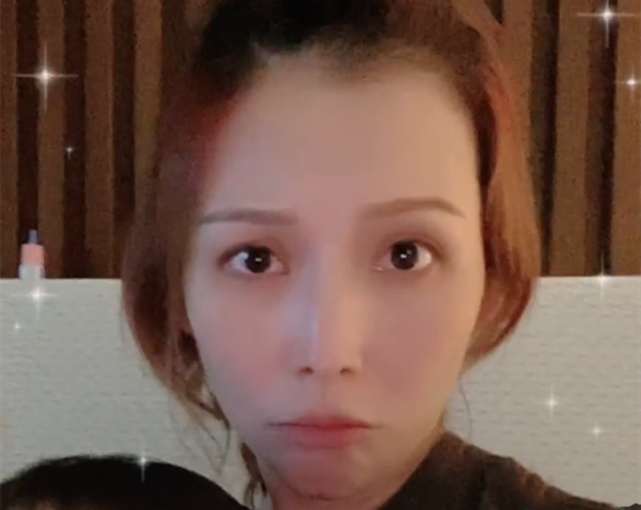 蔡少芬曬母子同框秀幸福，娘娘與兒子實力比萌，魚蛋似縮小版張晉