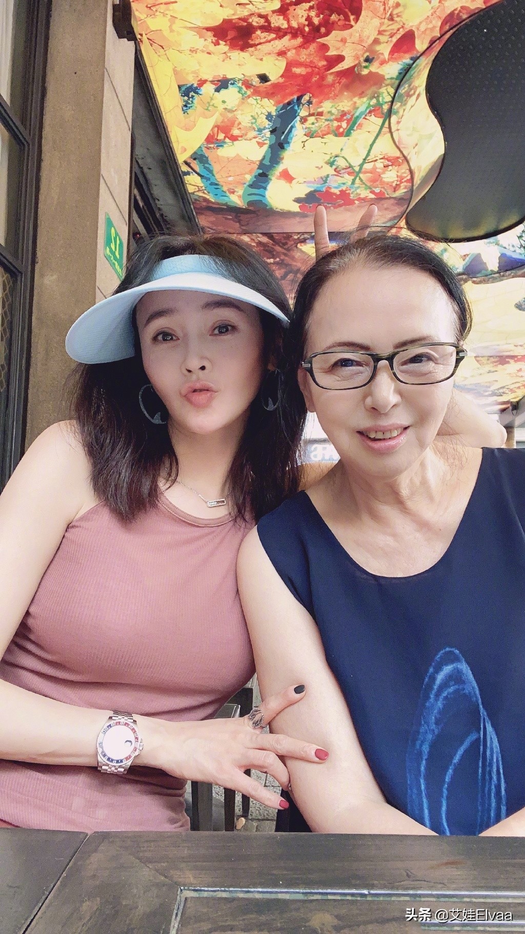 于明加新造型真丰满，穿紧身背心还露肩带，3