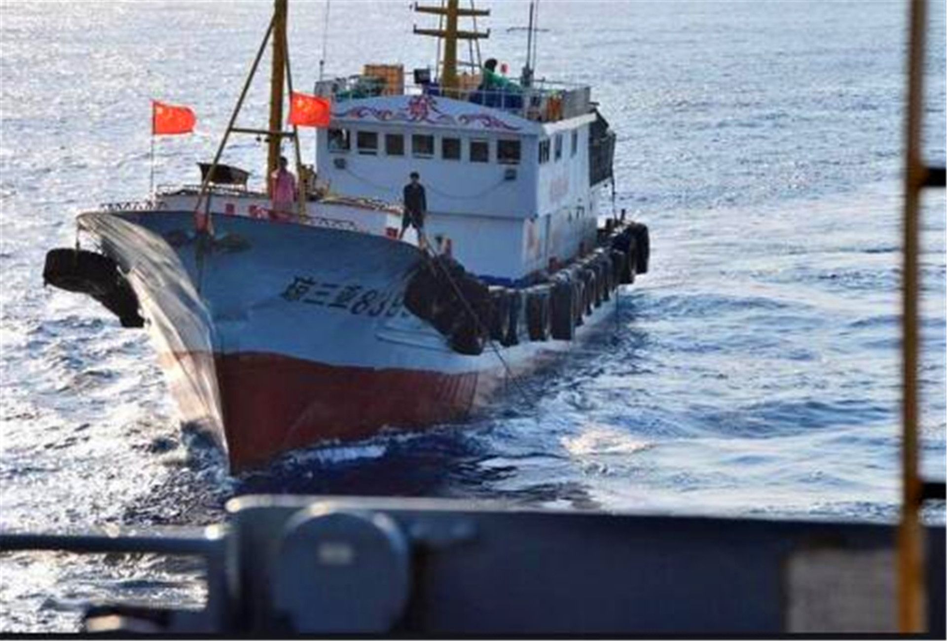 中国渔民立大功，无意间捞到5000吨“巨宝”，美