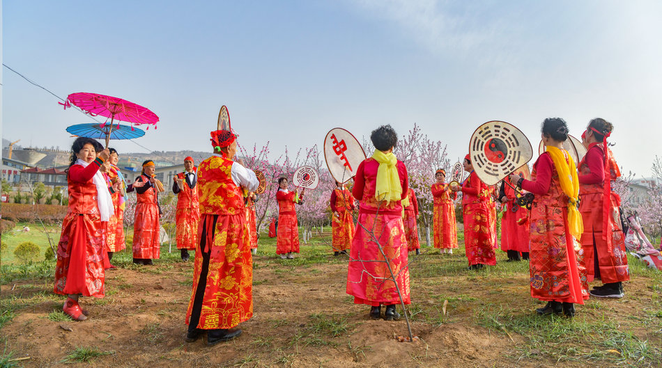 翠湖：桃花灼灼春色美，扇鼓咚咚夕阳红