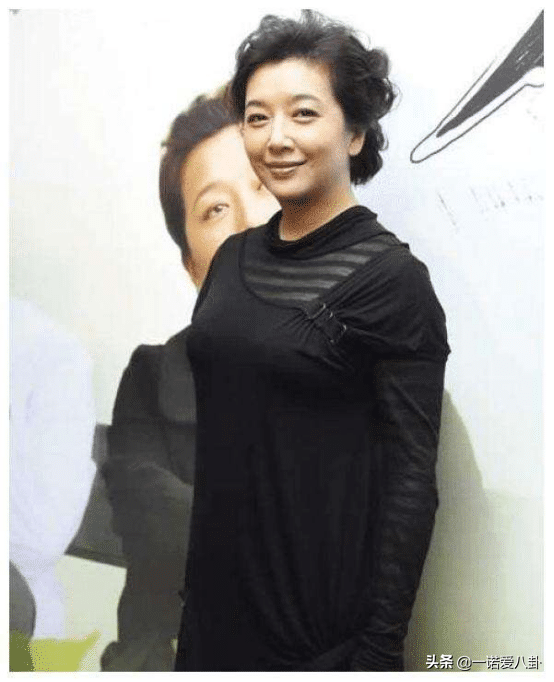 戏里戏外，靳东对离过婚女人情有独钟，2次爱离