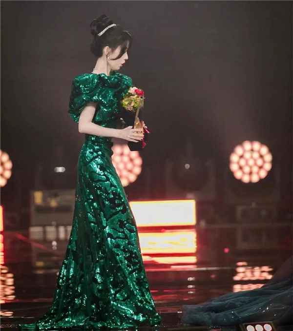 撒水|吴宣仪裙子被撒水 少网友还调侃要赔钱吗