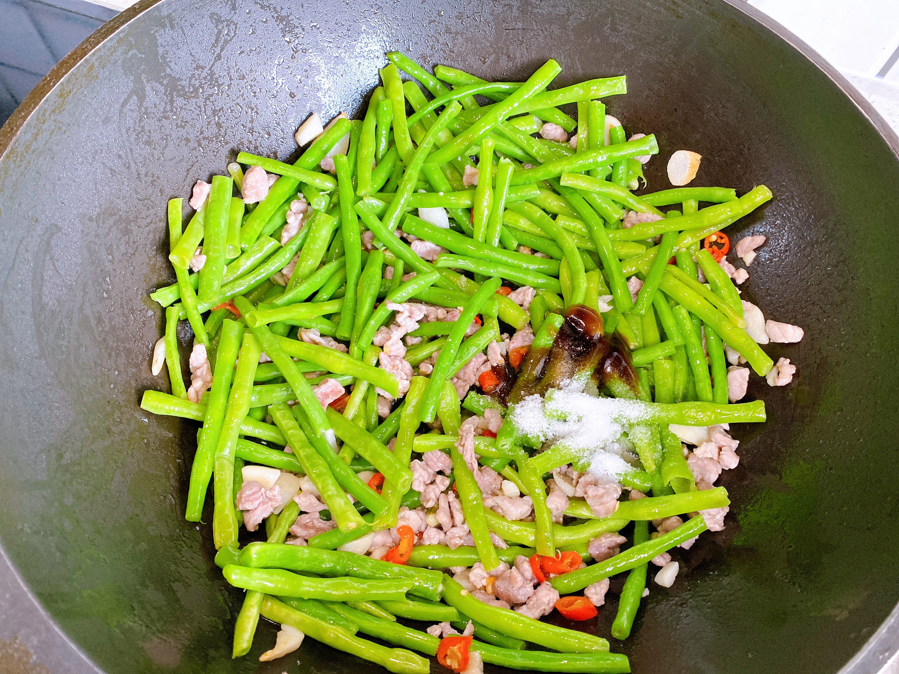 大厨教我的爆炒豆角，怪不得自己做得不好吃，原来是少了关键2步