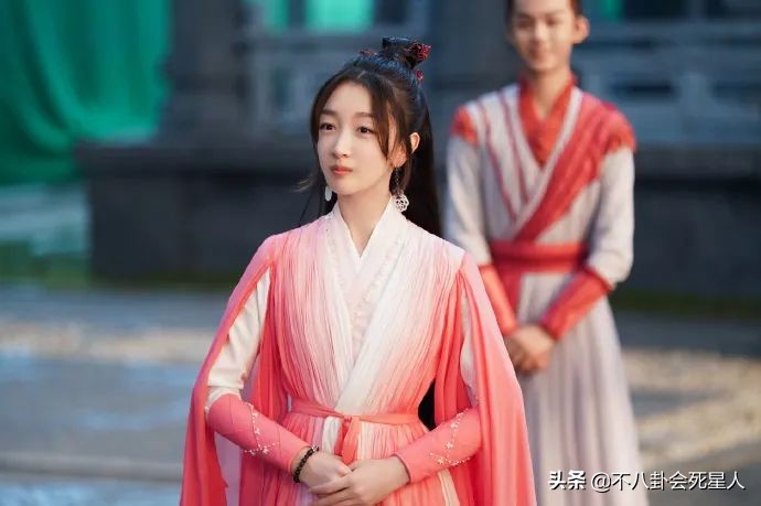 周冬雨“下凡”演古偶是败笔，7个女配颜值高，两位新疆演员惊艳