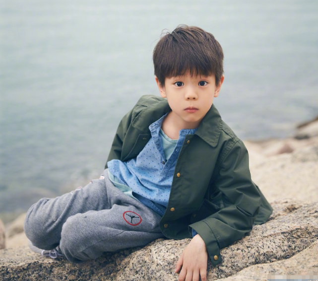 杜江久違曬兒子近照，7歲嗯哼撞臉“現男友”，被爸爸稱小李現